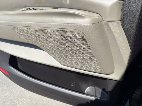 Used 2025 Kia Carnival FWD image 22