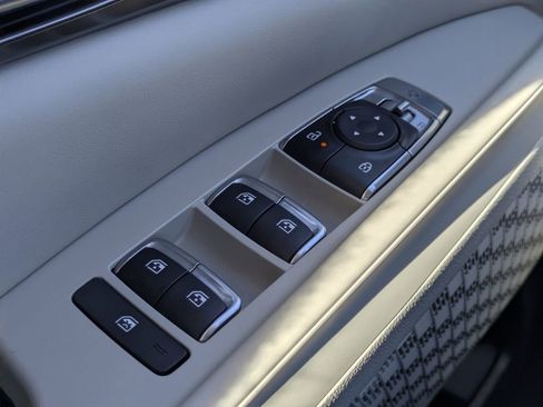 Used 2025 Kia Carnival SX w/ SX Dark Edition Package image 25