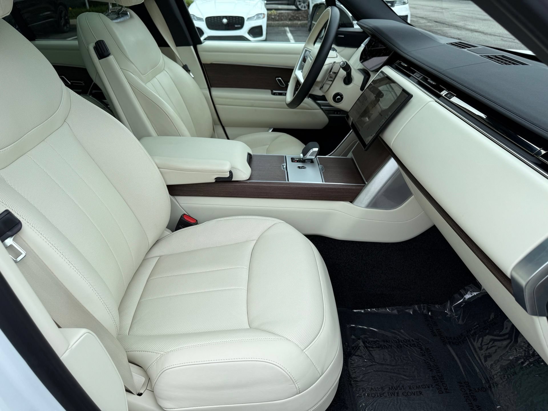 Certified 2025 Land Rover Range Rover SE AWD/4WD image 30