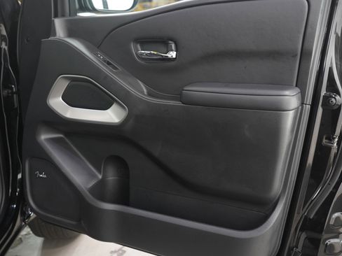 Used 2025 Nissan Frontier SL w/ Bed Access Package AWD/4WD image 9