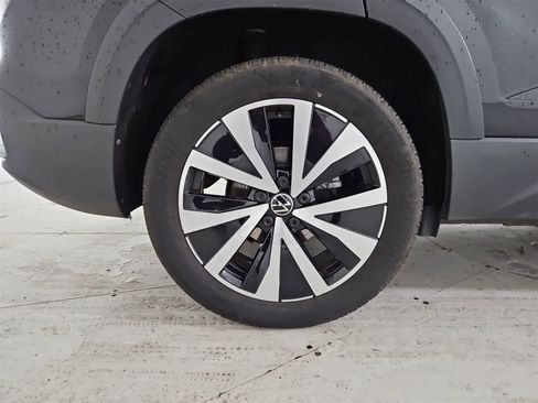 Certified 2023 Volkswagen Taos SE image 13