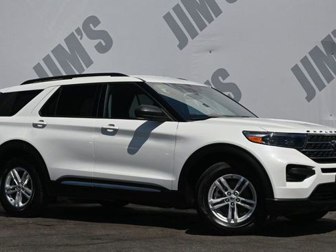 Used 2023 Ford Explorer XLT image 3
