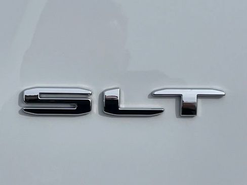 Used 2023 GMC Acadia SLT FWD image 13