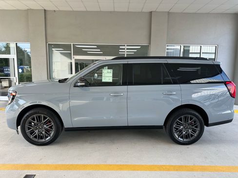 Certified 2025 Ford Expedition Platinum w/ Stealth Performance Package AWD/4WD image 4
