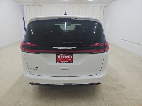 Used 2023 Chrysler Pacifica Touring-L image 17