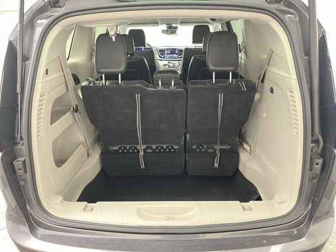 Used 2023 Chrysler Pacifica Touring-L FWD image 28