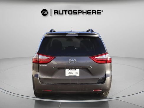 Used 2019 Toyota Sienna XLE image 8