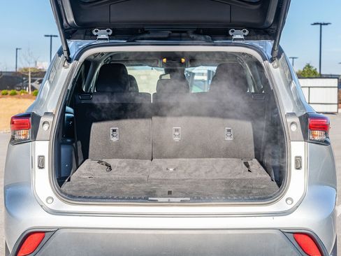 Used 2024 Toyota Highlander LE image 15