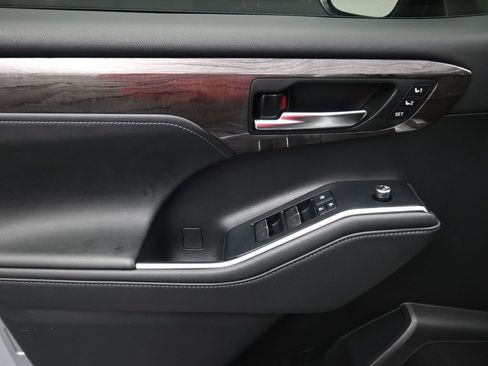 Used 2020 Toyota Highlander Limited image 16