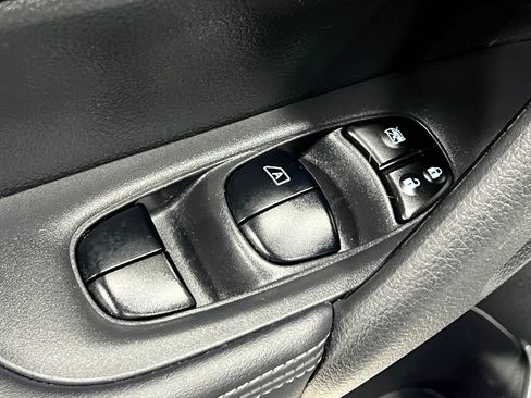 Used 2018 Nissan Rogue S AWD/4WD image 15