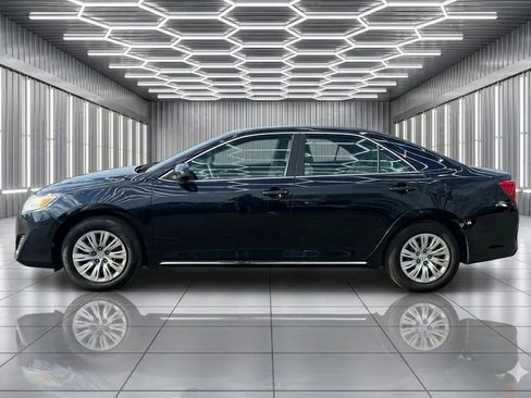 Used 2012 Toyota Camry LE FWD image 2