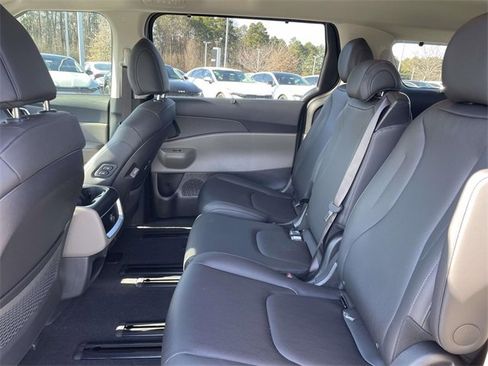 New 2026 Kia Carnival EX image 26