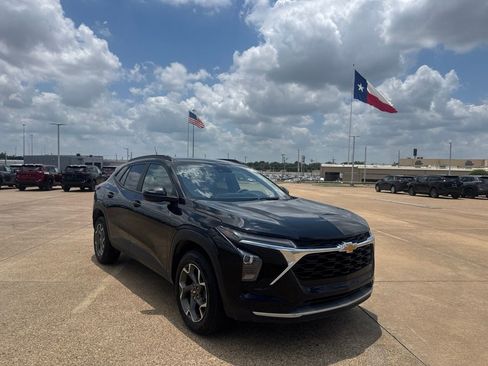 Used 2025 Chevrolet Trax LT FWD image 1