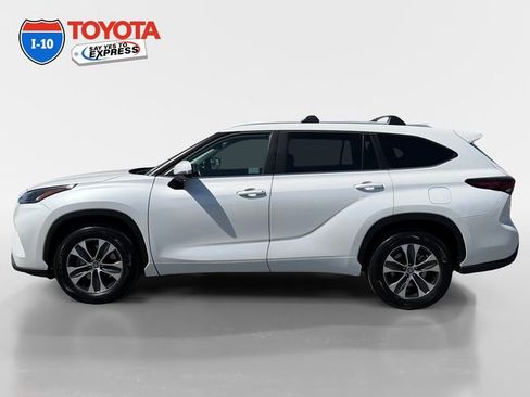 Certified 2025 Toyota Highlander XLE FWD image 2