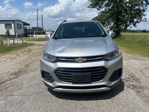 Used 2018 Chevrolet Trax LT w/ LT Convenience Package FWD image 2