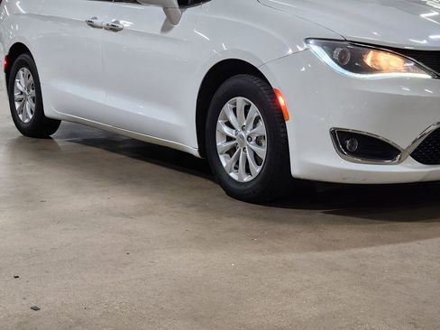 Used 2018 Chrysler Pacifica Touring Plus FWD image 16