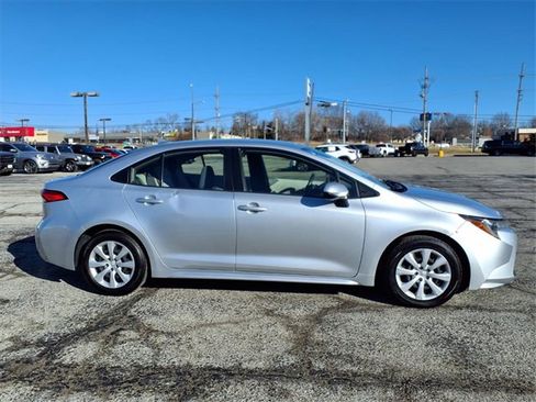 Used 2022 Toyota Corolla LE image 6