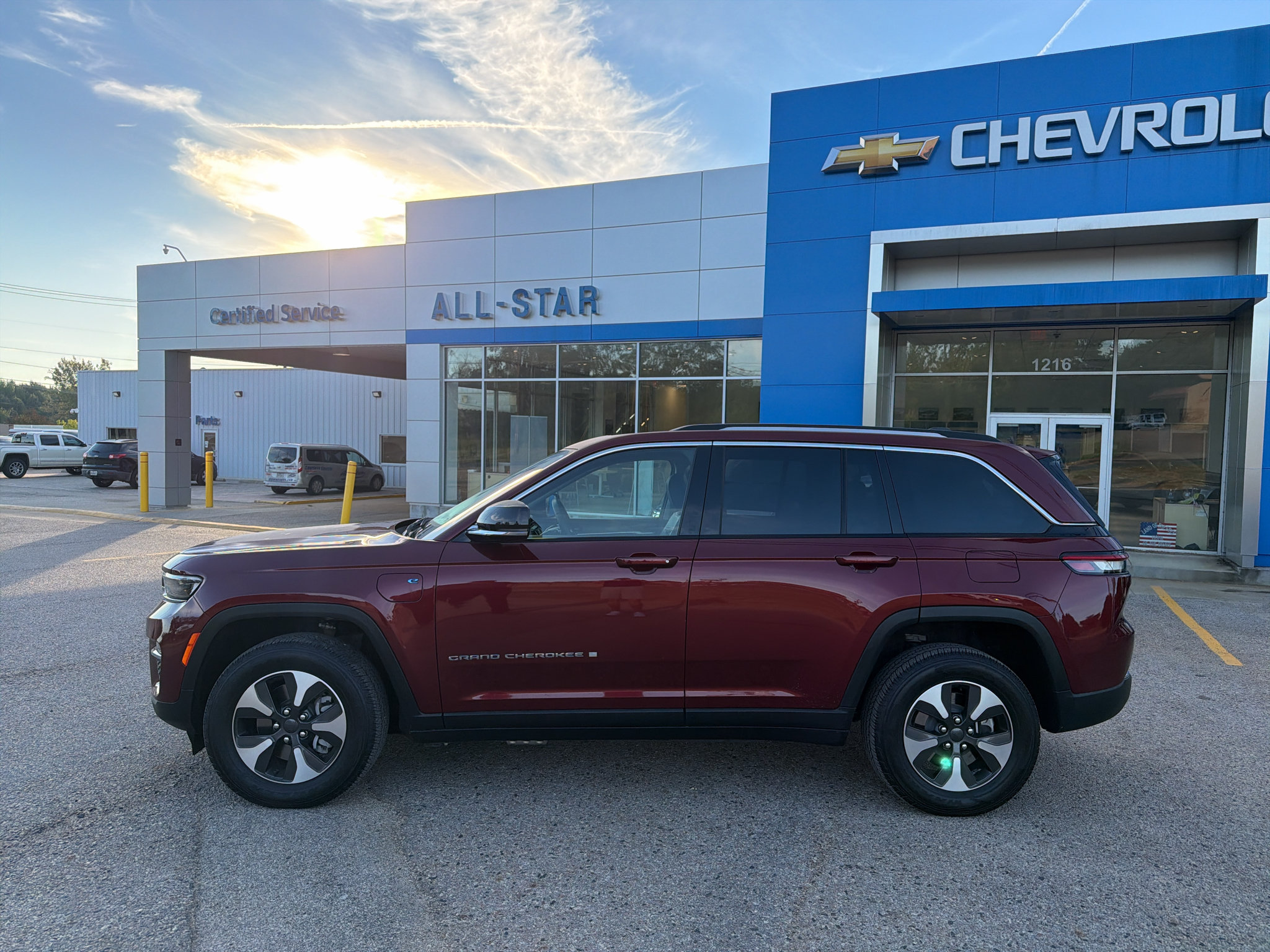 Used 2024 Jeep Grand Cherokee Limited 4xe AWD/4WD image 4