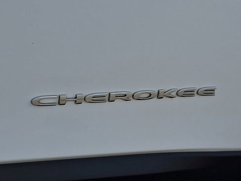 Used 2022 Jeep Cherokee Latitude Lux w/ Sun & Sound Group FWD image 32