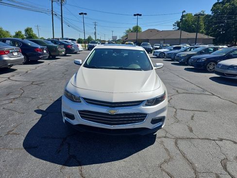 Used 2017 Chevrolet Malibu LT w/ Leather Package FWD image 2