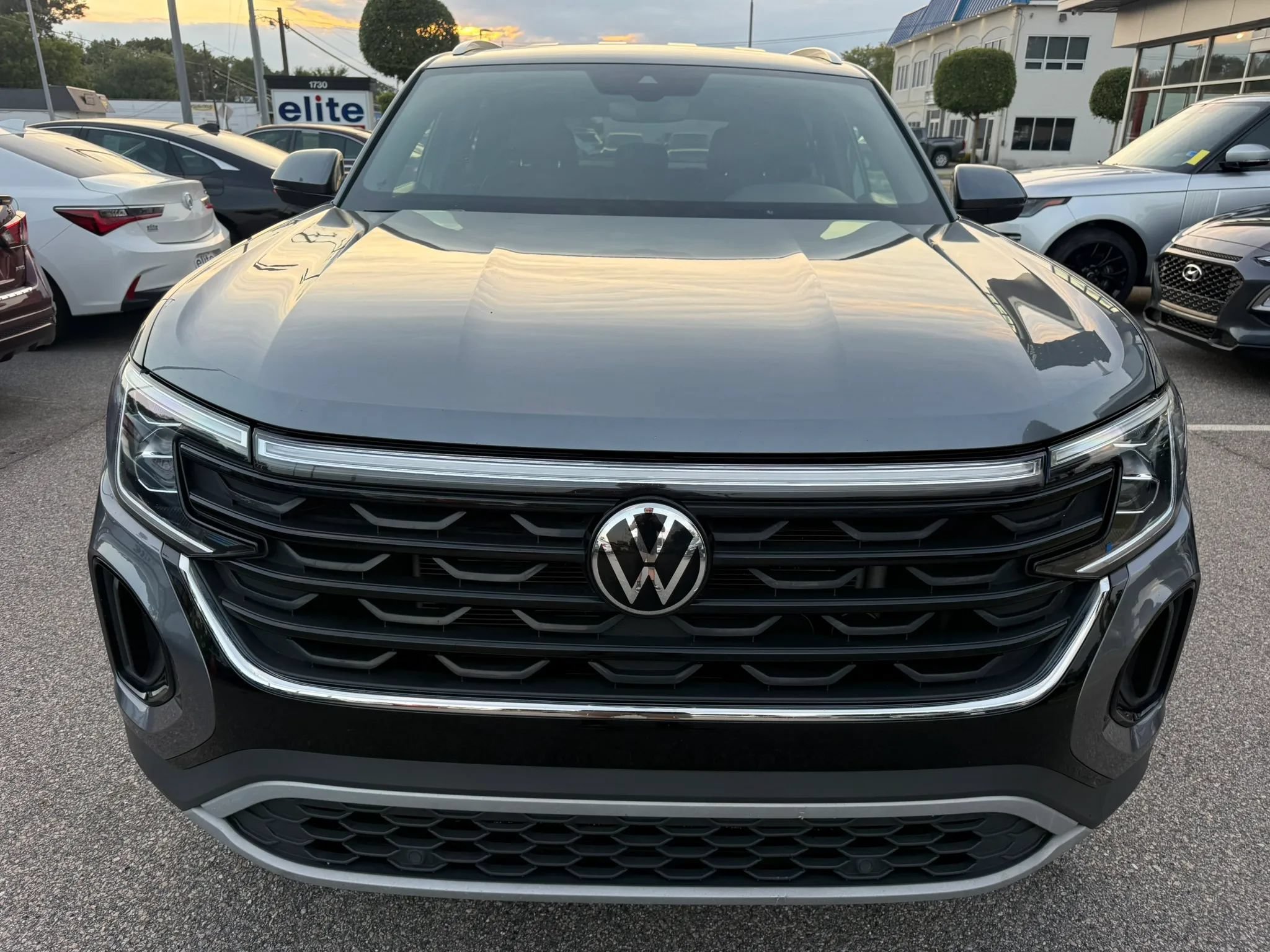 Used 2024 Volkswagen Atlas Cross Sport SE FWD image 2