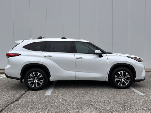 Used 2022 Toyota Highlander XLE AWD/4WD image 6