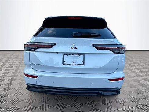 New 2025 Mitsubishi Outlander ES image 6