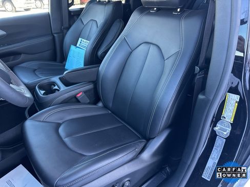 Used 2025 Chrysler Pacifica Select image 62