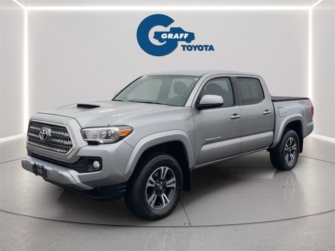 Used 2017 Toyota Tacoma TRD Sport image 2