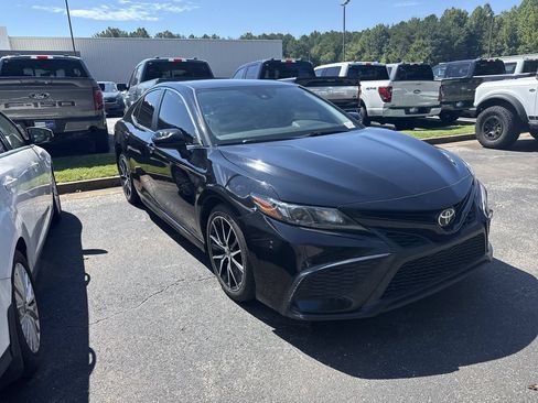 Used 2021 Toyota Camry SE FWD image 2