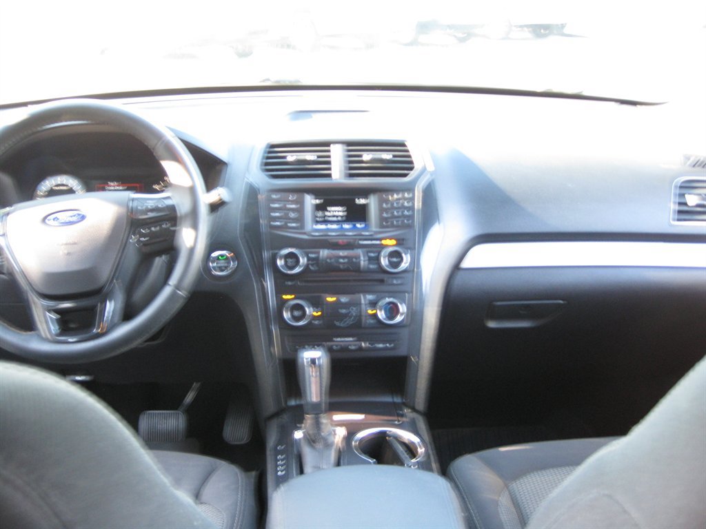 Used 2017 Ford Explorer XLT AWD/4WD image 26