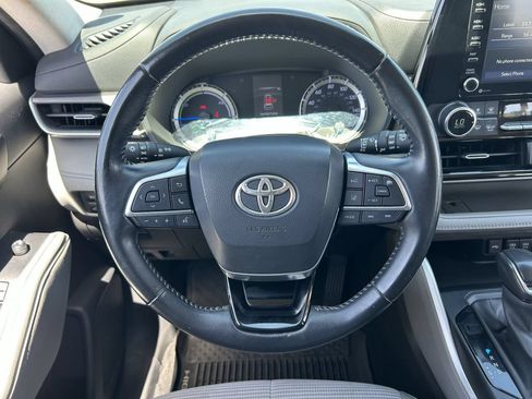 Used 2021 Toyota Highlander LE FWD image 23