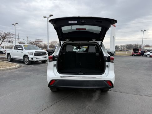 Used 2023 Toyota Highlander XLE image 7