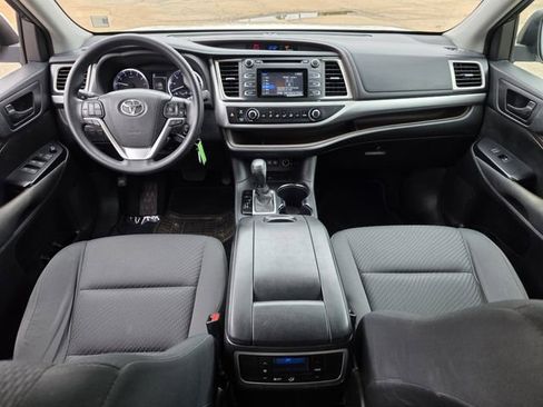 Used 2017 Toyota Highlander LE image 8