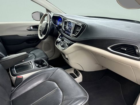 Used 2019 Chrysler Pacifica Limited image 23