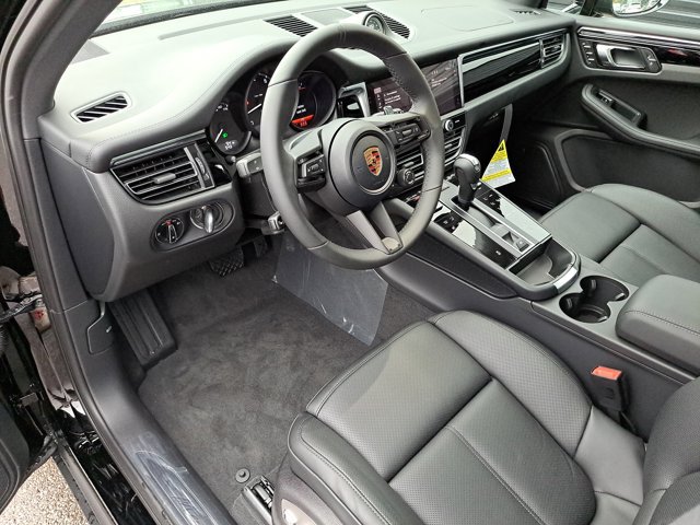 Used 2026 Porsche Macan AWD/4WD image 4