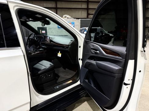 Used 2022 Cadillac Escalade Luxury AWD/4WD image 25