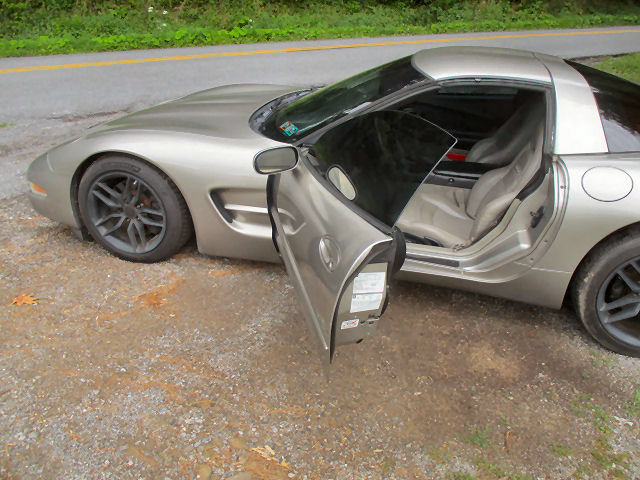 Used 2001 Chevrolet Corvette Coupe w/ Preferred Equipment Group2 RWD image 12
