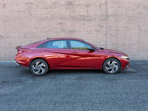 Used 2025 Hyundai Elantra Blue image 6