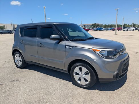 Used 2016 Kia Soul FWD image 2
