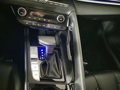 Used 2025 Hyundai Elantra Limited image 22