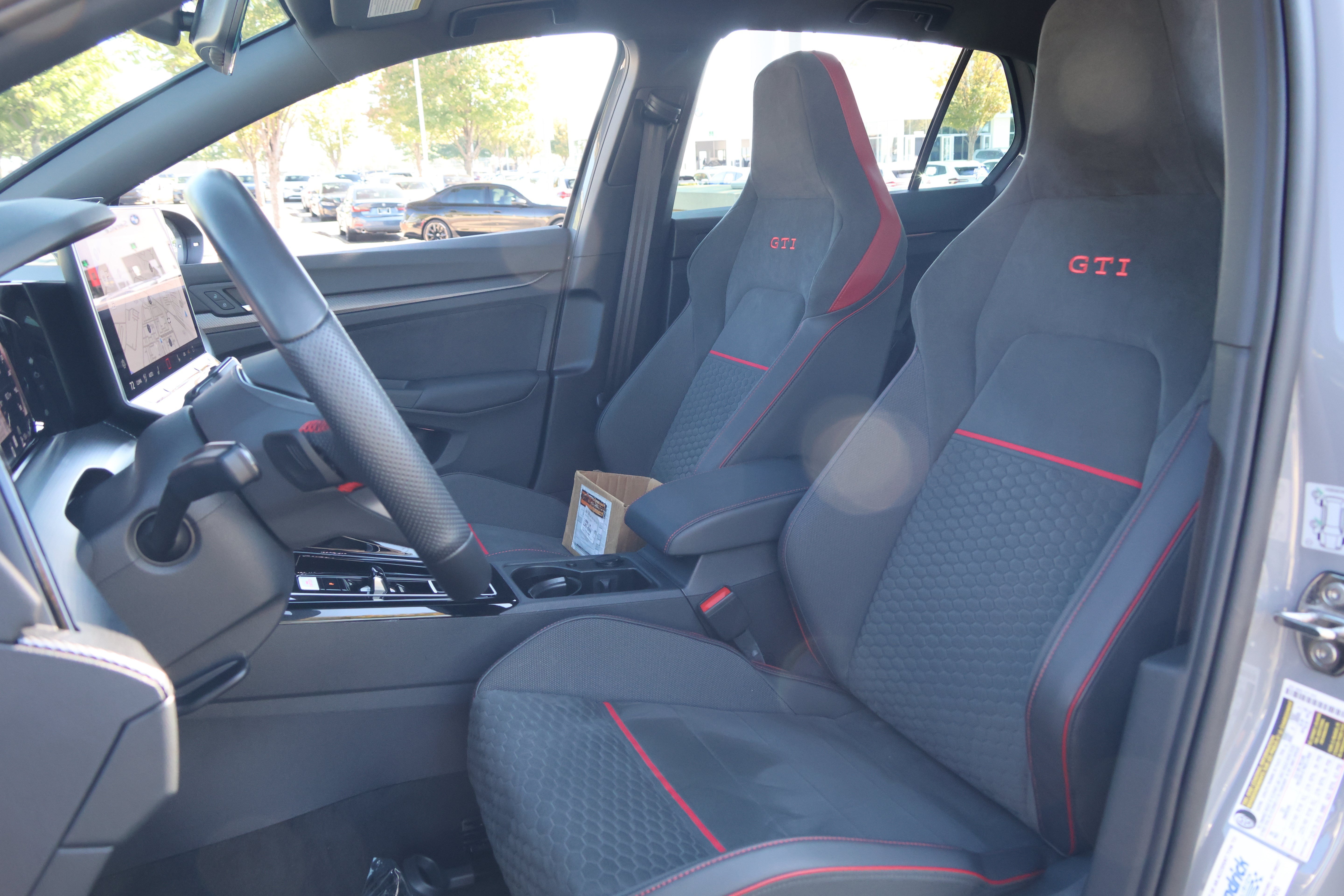 Used 2025 Volkswagen Golf SE FWD image 32