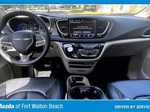 Used 2023 Chrysler Pacifica Touring-L FWD image 7