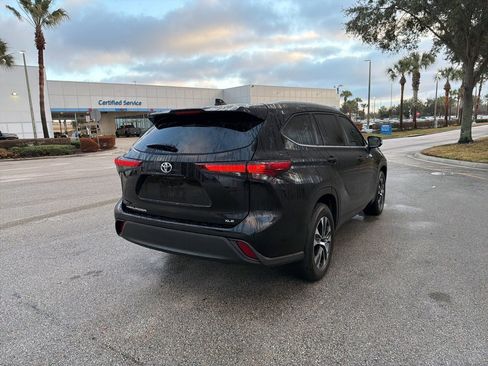Used 2024 Toyota Highlander XLE image 5