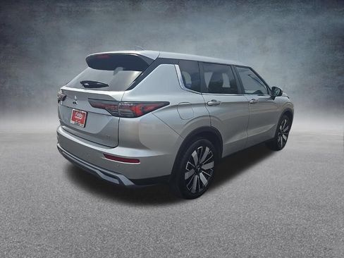 Used 2025 Mitsubishi Outlander SE FWD image 3