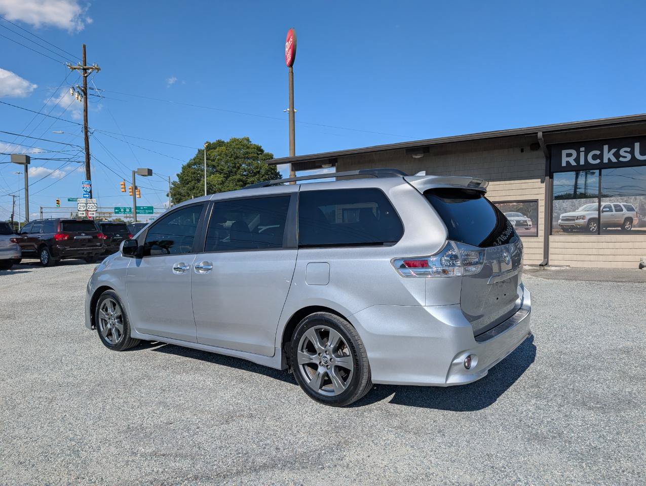 Used 2018 Toyota Sienna SE FWD image 9