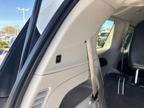 Used 2023 Chrysler Pacifica Touring-L FWD image 48