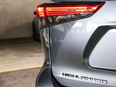 Used 2022 Toyota Highlander Platinum FWD image 11