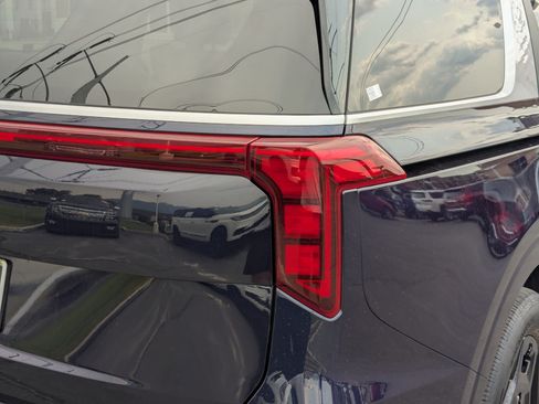 Certified 2025 Kia Carnival LX FWD image 11