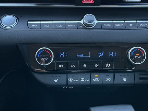 Used 2025 Hyundai Elantra SEL image 32